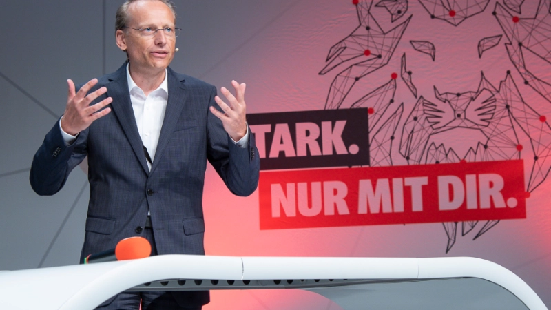 DGB Bayern-Vorsitzender Bernhard Stiedl beim Grußwort