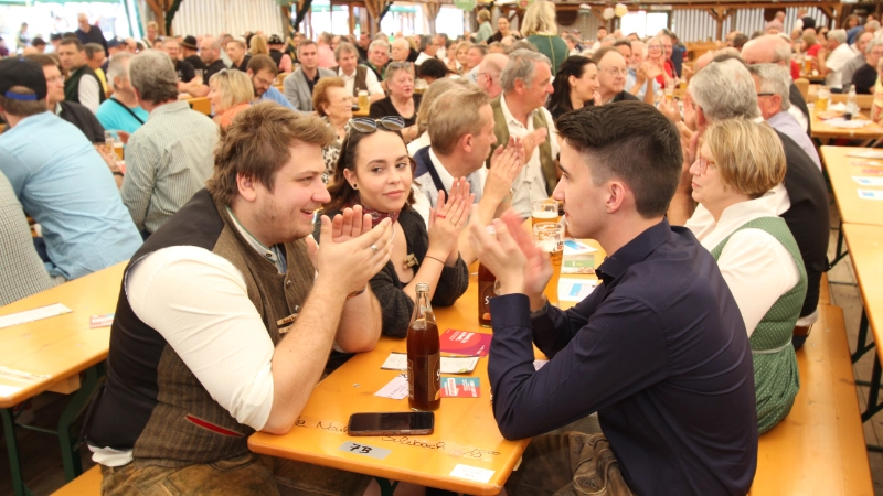500 Gewerkschafter*innen bei der Kundgebung am Tag der Arbeit 2025 in Passau auf der Maidult.
