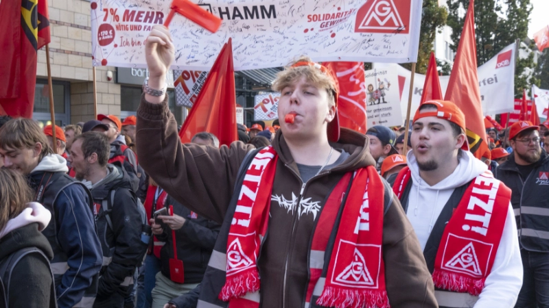 3500 Beschäftigte haben bei der 2. Tarifverhandlung für die bayerische Metall- und Elektroindustrie in Nürnberg für 7 Prozent mehr Geld und 170 Euro mehr für Auszubildende demonstriert.