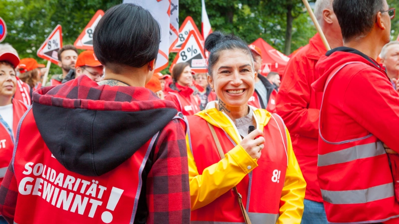 Vor der ersten Verhandlung in Bayern demonstrierten 4000 Beschäftigte in Nürnberg.