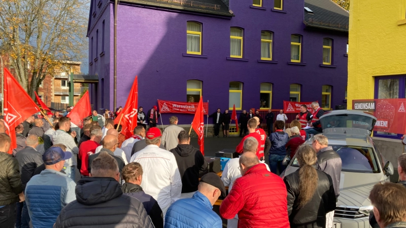 Am Standort Geroldsgrün in Ostoberfranken haben sich heute 100 Beschäftigte am Warnstreik beteiligt und für eine Stunde die Produktion weitgehend lahmgelegt.