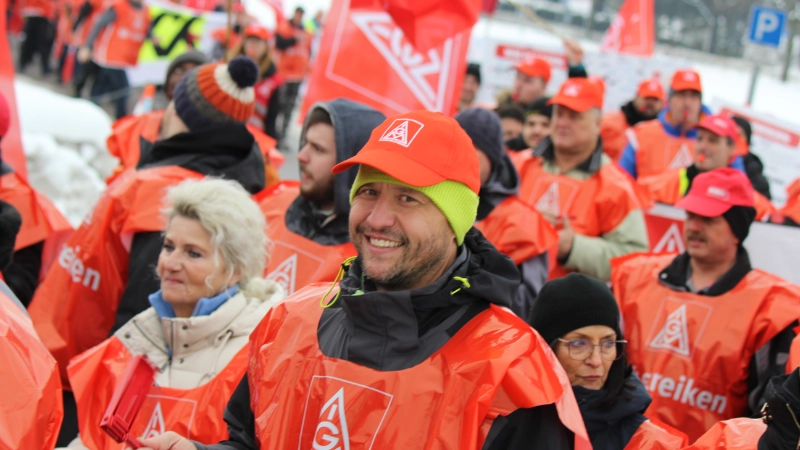 450 Beschäftigte aus neun Betrieben der bayerischen holz- und kunststoffverarbeitenden Industrie haben am 7. Dezember 2023 in Straubing mit einer Demonstration vor der ersten Tarifverhandlung Druck auf die Arbeitgeber gemacht. Beteiligte Betriebe: Heyco (Tittling), Sanipa (Treuchtlingen), Novem Car Interior (Vorbach), Jeld-Wen (Oettingen), Bayerwald (Neukirchen), Völkl (Straubing), Peri (Weißenhorn), Steelcase (Rosenheim) und Hamberger (Stephanskirchen).