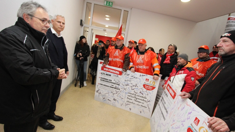 450 Beschäftigte aus neun Betrieben der bayerischen holz- und kunststoffverarbeitenden Industrie haben am 7. Dezember 2023 in Straubing mit einer Demonstration vor der ersten Tarifverhandlung Druck auf die Arbeitgeber gemacht. Beteiligte Betriebe: Heyco (Tittling), Sanipa (Treuchtlingen), Novem Car Interior (Vorbach), Jeld-Wen (Oettingen), Bayerwald (Neukirchen), Völkl (Straubing), Peri (Weißenhorn), Steelcase (Rosenheim) und Hamberger (Stephanskirchen).