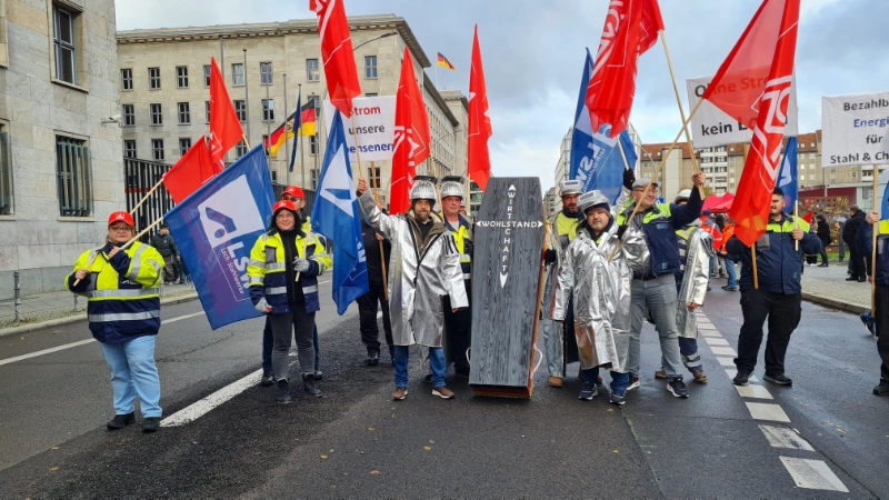 Aktionstag Brückenstrompreis: Beschäftige Lech-Stahlwerke in Meitingen demonstrieren in Berlin