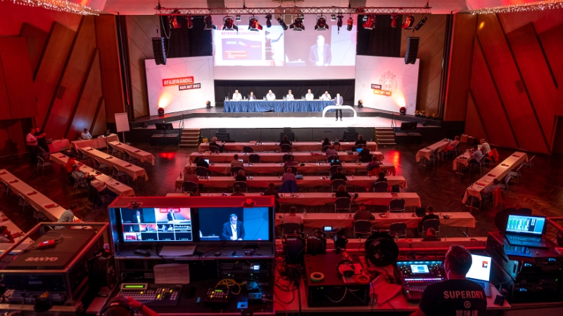 Delegierte und Bühne