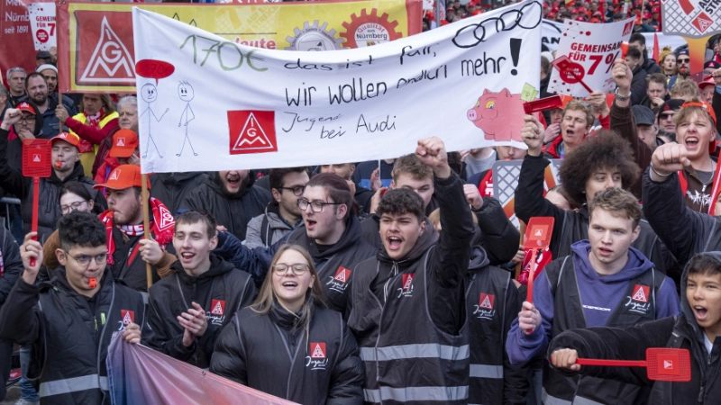 3500 Beschäftigte haben bei der 2. Tarifverhandlung für die bayerische Metall- und Elektroindustrie in Nürnberg für 7 Prozent mehr Geld und 170 Euro mehr für Auszubildende demonstriert.
