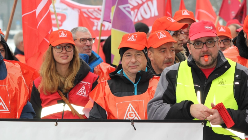 450 Beschäftigte aus neun Betrieben der bayerischen holz- und kunststoffverarbeitenden Industrie haben am 7. Dezember 2023 in Straubing mit einer Demonstration vor der ersten Tarifverhandlung Druck auf die Arbeitgeber gemacht. Beteiligte Betriebe: Heyco (Tittling), Sanipa (Treuchtlingen), Novem Car Interior (Vorbach), Jeld-Wen (Oettingen), Bayerwald (Neukirchen), Völkl (Straubing), Peri (Weißenhorn), Steelcase (Rosenheim) und Hamberger (Stephanskirchen).