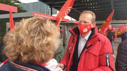 Bernhard Stiedl in Ingolstadt bei Audi beim Fairwandel-Aktionstag im Oktober 2021.