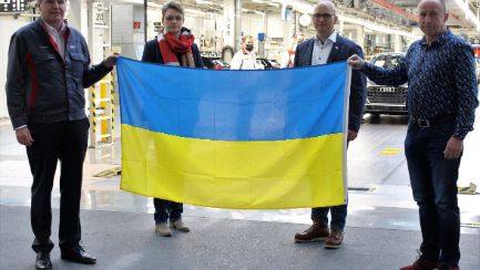 Schweigeminute bei Audi in Ingolstadt für die Opfer des Ukraine-Krieg: Der Vorsitzende der IG Metall Vertrauenskörperleitung bei Audi Jörg Schlagbauer (2.v.r.), seine Stellvertreterin und Mitglied des Vorstands der IG Metall Deutschland Karola Frank (2.v.l.) und der Montage-Betriebsrat Franz Eichhorn (re.) senden zusammen mit dem Werkleiter Achim Heinfling (li.) und Audianer*innen ein Zeichen für Frieden aus der Ingolstädter Produktion.