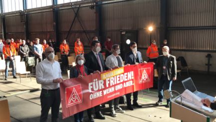 Schweigeminute bei Schaeffler in Eltmann zum Gedenken an die Opfer des Krieges in der Ukraine