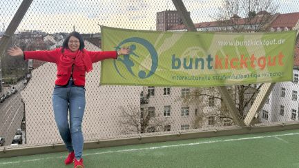 Xiaoling Shen-Türk, Sprecherin des Migrationsausschusses, auf dem Bellevue-Dachsportplatz