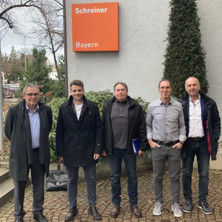 v.l. Michael Pfeiffer (Verhandlungsführer IG Metall Bayern), Sebastian Rogler (freigestellter Betriebsrat Lindner SE), Ludwig Semmelmann (Betriebsratsvorsitzender Lindner SE), Thomas Schmidbauer (Betriebsratsvorsitzender Lindner Group KG), Theo Meisinger (IG Metall Landshut).
