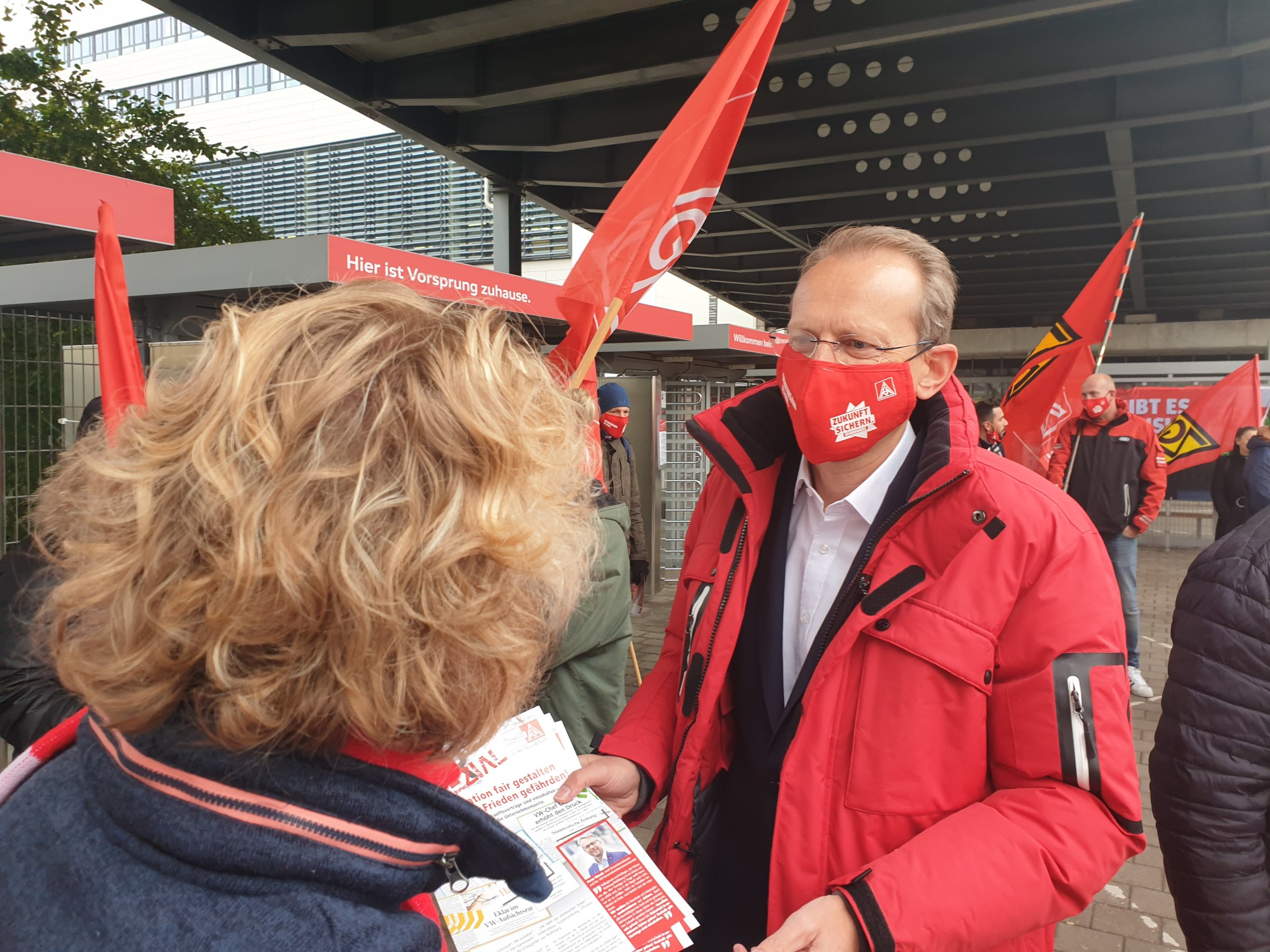 Bernhard Stiedl in Ingolstadt bei Audi beim Fairwandel-Aktionstag im Oktober 2021.