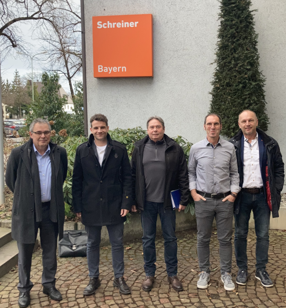 v.l. Michael Pfeiffer (Verhandlungsführer IG Metall Bayern), Sebastian Rogler (freigestellter Betriebsrat Lindner SE), Ludwig Semmelmann (Betriebsratsvorsitzender Lindner SE), Thomas Schmidbauer (Betriebsratsvorsitzender Lindner Group KG), Theo Meisinger (IG Metall Landshut).