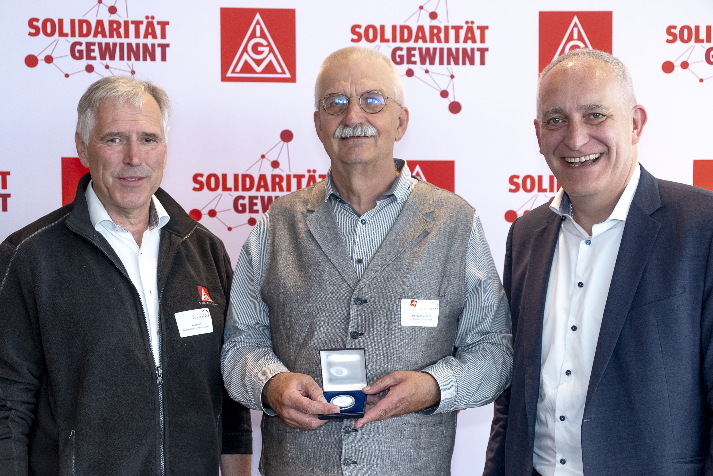 Horst Ott, Norbert Lenhard (Preisträger der Hans-Böckler-Medaille) und Jürgen Kerner auf der Bezirkskonferenz der IG Metall Bayern 2025