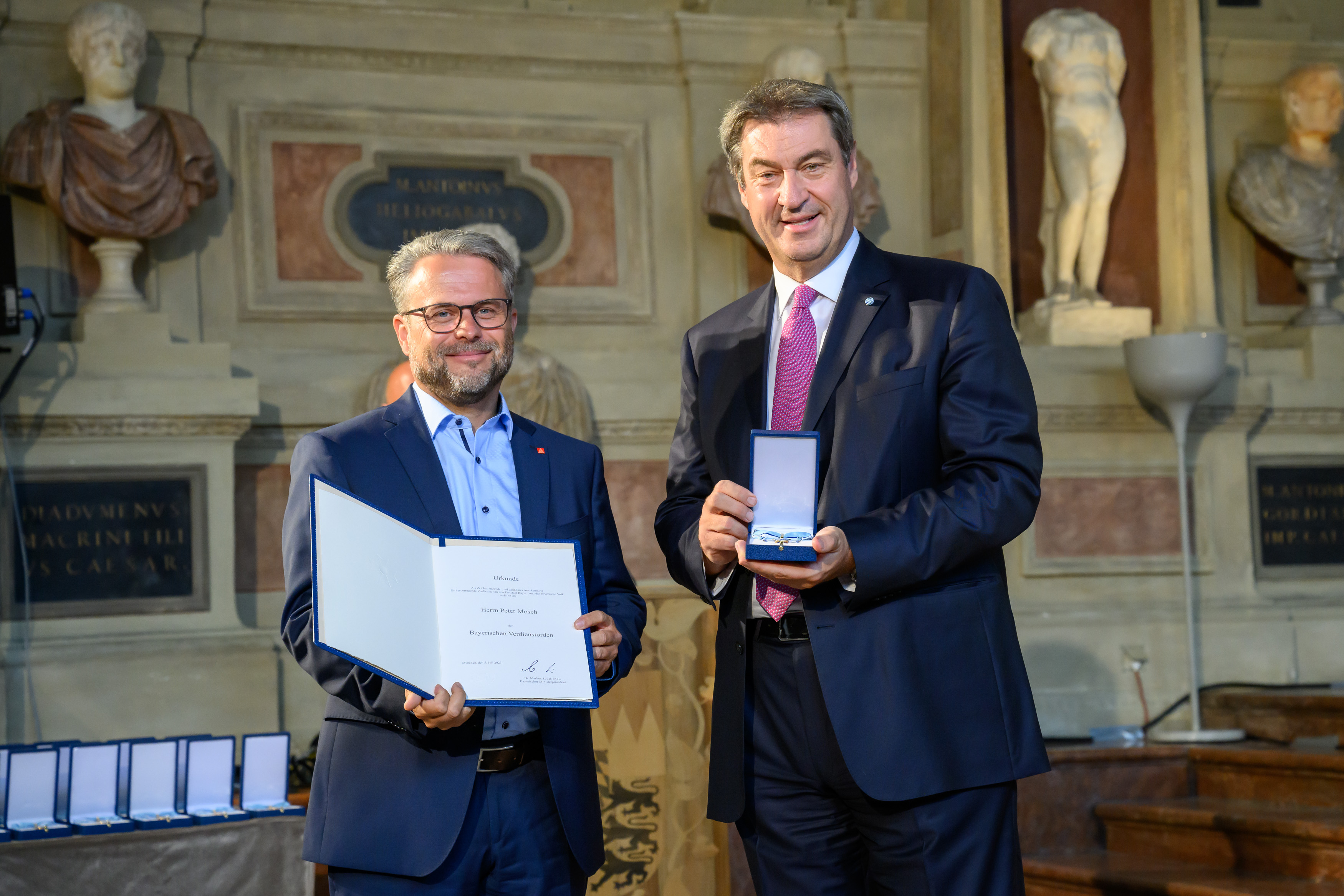 Peter Mosch bekommt von Markus Söder den bayerischen Verdienstorden überreicht.