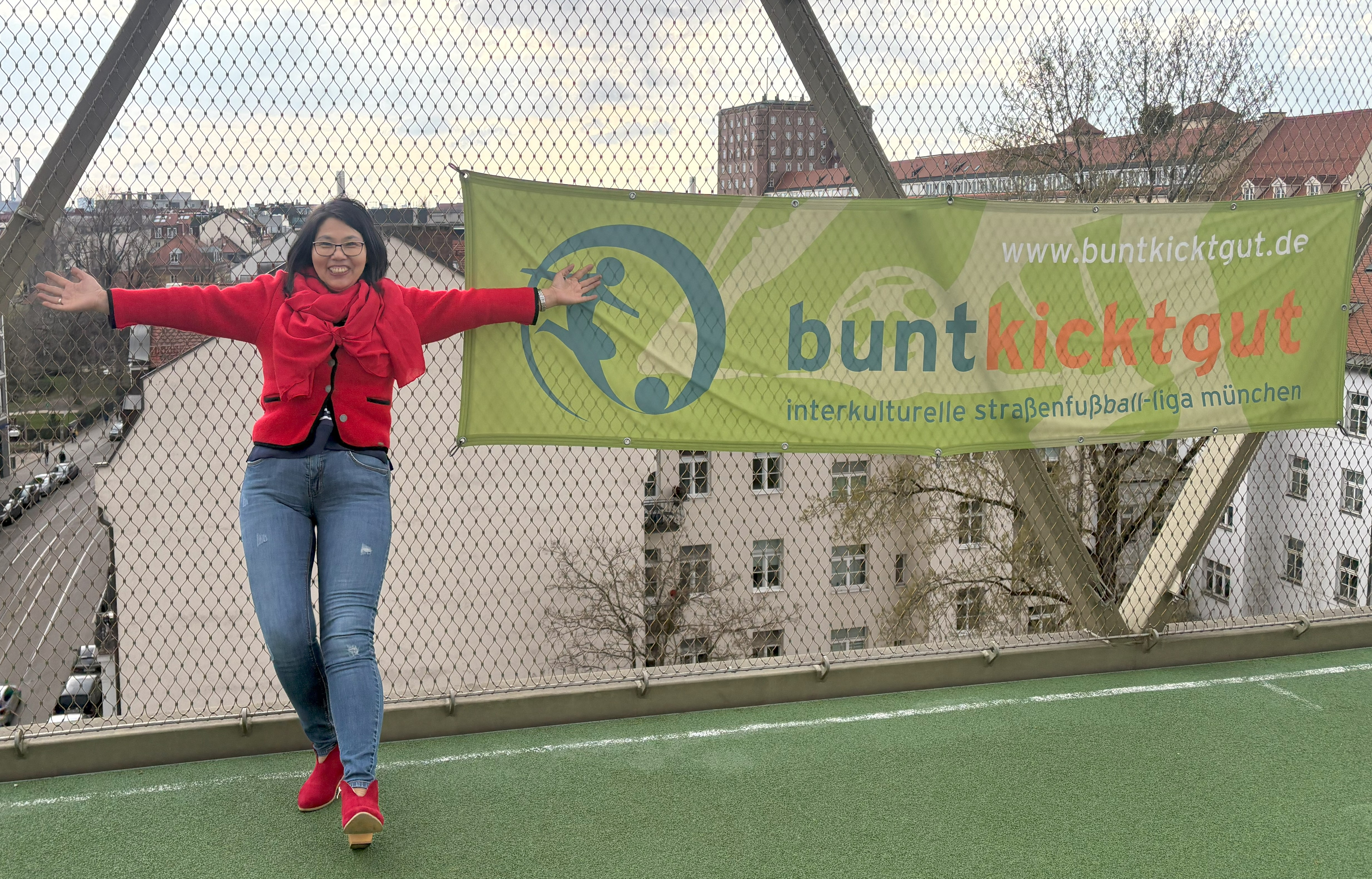 Xiaoling Shen-Türk, Sprecherin des Migrationsausschusses, auf dem Bellevue-Dachsportplatz