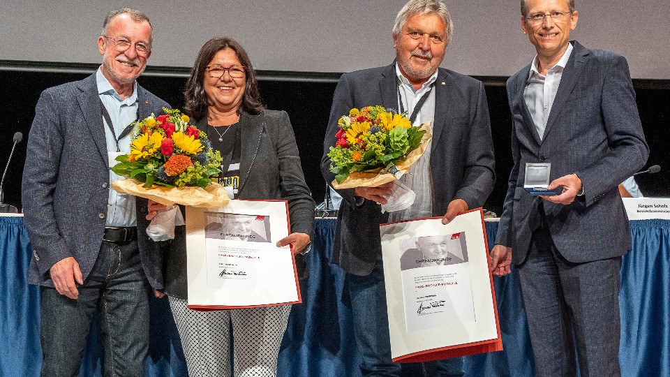 Edeltraud Roth und Gerald Eberwein (2.v.r.) erhalten die Hans-Böckler-Medaille von Bernhard Stiedl (Vorsitzender DGB Bayern, r.) und Bezirksleiter Johann Horn bei der Bezirkskonferenz Bayern 2022 in Würzburg.