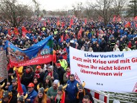 Beschäftigte von VW demonstrieren in Wolfsburg für ihre Forderungen.